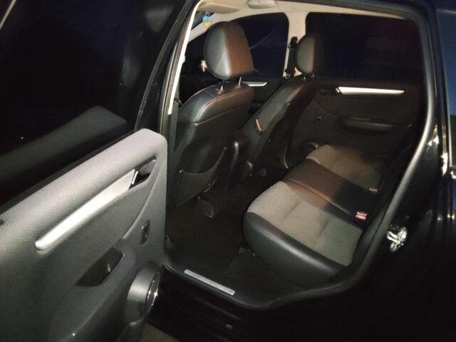 Черный Мерседес Б-класс, объемом двигателя 1.7 л и пробегом 150 тыс. км за 8000 $, фото 10 на Automoto.ua