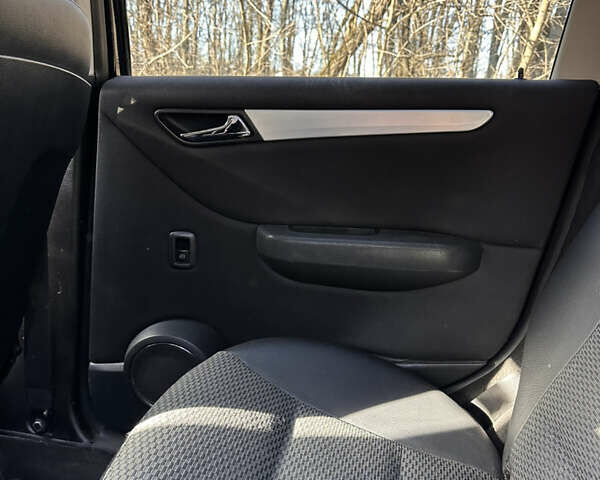 Черный Мерседес Б-класс, объемом двигателя 1.99 л и пробегом 192 тыс. км за 8290 $, фото 16 на Automoto.ua