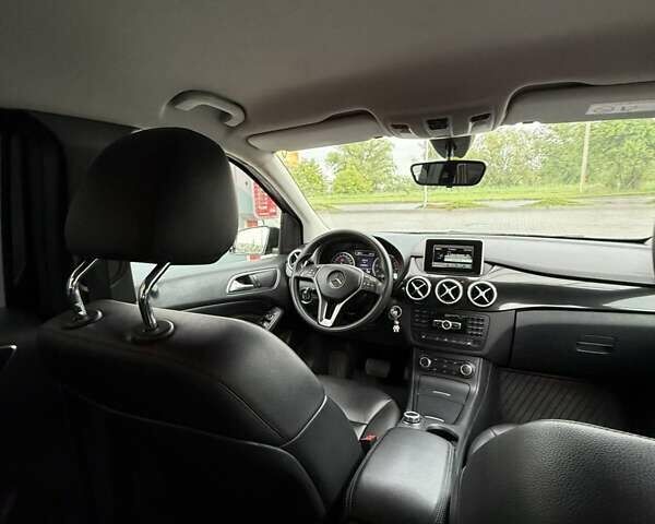 Черный Мерседес Б-класс, объемом двигателя 2 л и пробегом 137 тыс. км за 11500 $, фото 4 на Automoto.ua