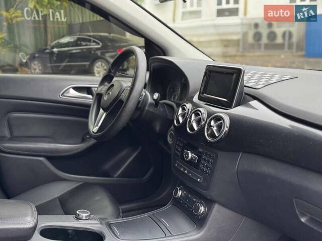 Черный Мерседес Б-класс, объемом двигателя 2 л и пробегом 190 тыс. км за 10900 $, фото 9 на Automoto.ua