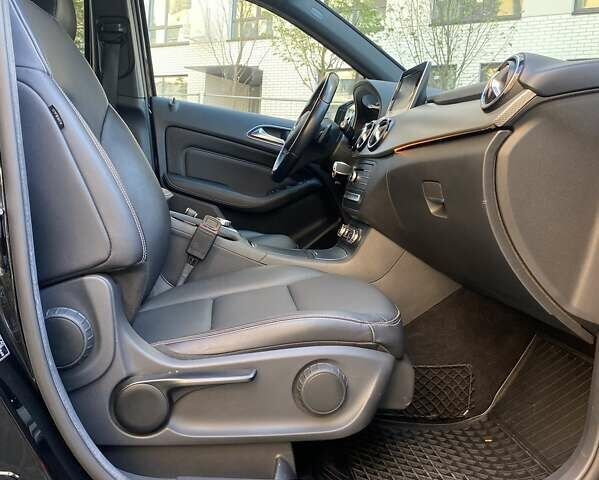 Чорний Мерседес Б-клас, об'ємом двигуна 0 л та пробігом 120 тис. км за 12500 $, фото 6 на Automoto.ua