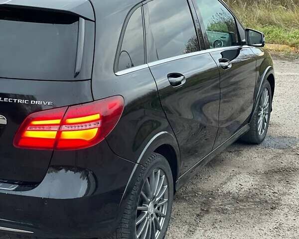 Черный Мерседес Б-класс, объемом двигателя 0 л и пробегом 109 тыс. км за 9900 $, фото 5 на Automoto.ua