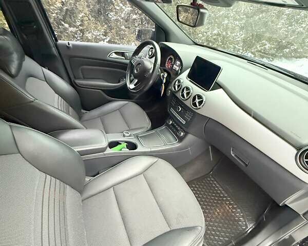 Черный Мерседес Б-класс, объемом двигателя 0 л и пробегом 88 тыс. км за 11000 $, фото 8 на Automoto.ua