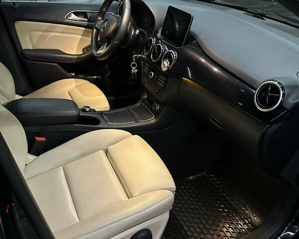 Черный Мерседес Б-класс, объемом двигателя 0 л и пробегом 100 тыс. км за 12700 $, фото 6 на Automoto.ua