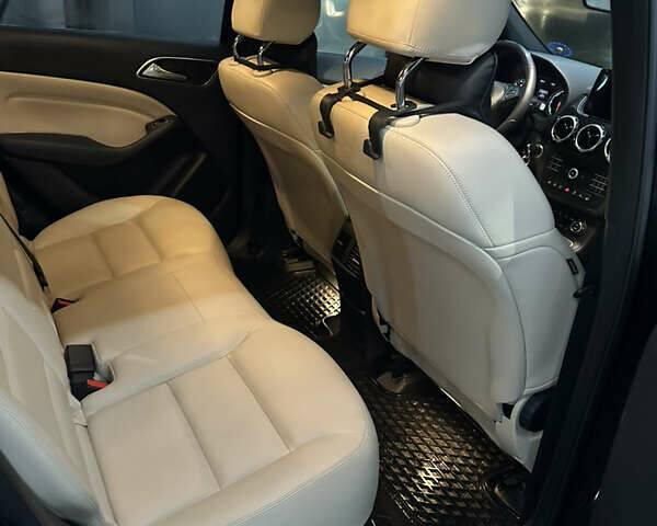 Черный Мерседес Б-класс, объемом двигателя 0 л и пробегом 100 тыс. км за 12700 $, фото 9 на Automoto.ua