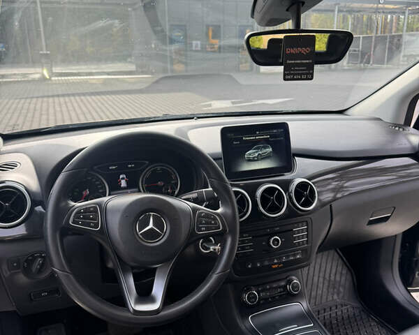 Чорний Мерседес Б-клас, об'ємом двигуна 0 л та пробігом 157 тис. км за 8600 $, фото 6 на Automoto.ua