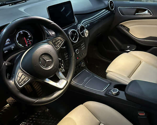 Черный Мерседес Б-класс, объемом двигателя 0 л и пробегом 100 тыс. км за 12700 $, фото 2 на Automoto.ua