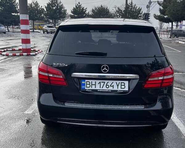 Черный Мерседес Б-класс, объемом двигателя 0 л и пробегом 140 тыс. км за 10000 $, фото 11 на Automoto.ua