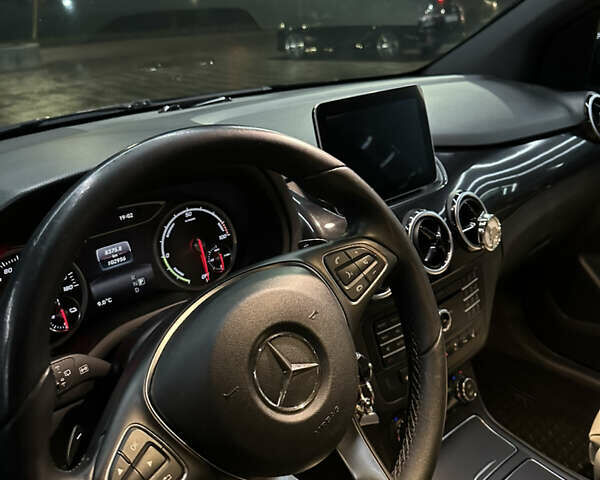 Черный Мерседес Б-класс, объемом двигателя 0 л и пробегом 100 тыс. км за 12700 $, фото 3 на Automoto.ua