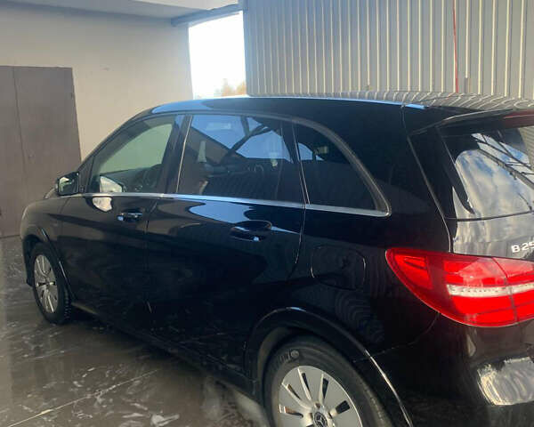 Чорний Мерседес Б-клас, об'ємом двигуна 0 л та пробігом 69 тис. км за 10900 $, фото 1 на Automoto.ua