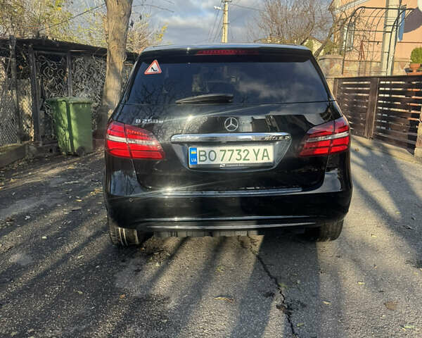 Черный Мерседес Б-класс, объемом двигателя 0 л и пробегом 137 тыс. км за 10350 $, фото 4 на Automoto.ua