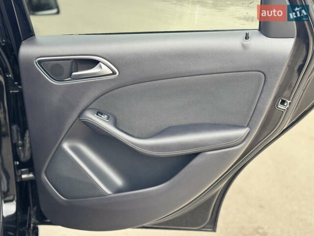 Черный Мерседес Б-класс, объемом двигателя 0 л и пробегом 99 тыс. км за 10500 $, фото 24 на Automoto.ua