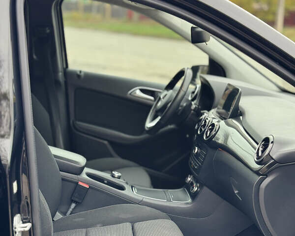 Черный Мерседес Б-класс, объемом двигателя 0 л и пробегом 99 тыс. км за 10500 $, фото 28 на Automoto.ua