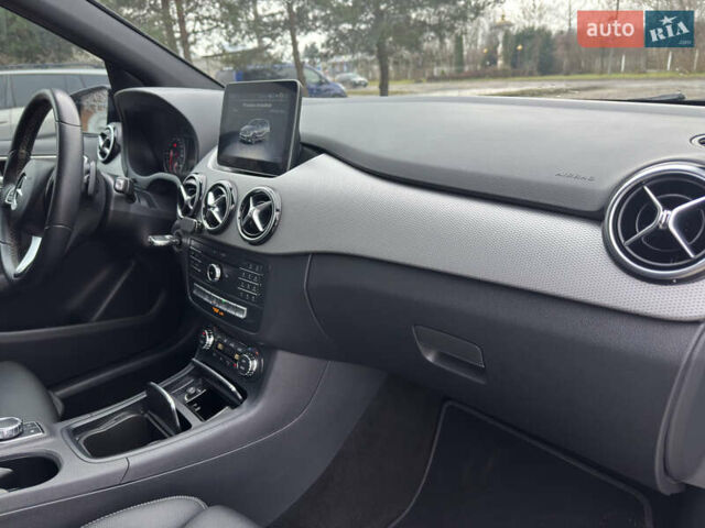 Черный Мерседес Б-класс, объемом двигателя 2 л и пробегом 90 тыс. км за 16900 $, фото 18 на Automoto.ua