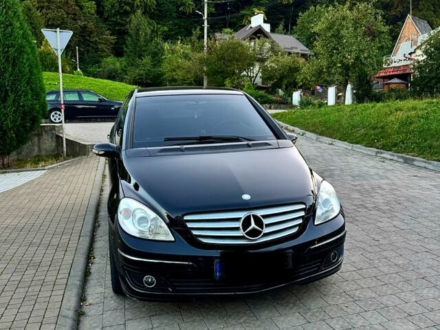 Черный Мерседес Б-класс, объемом двигателя 2 л и пробегом 130 тыс. км за 3000 $, фото 1 на Automoto.ua