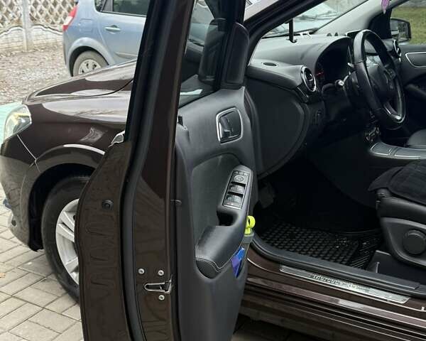 Коричневий Мерседес Б-клас, об'ємом двигуна 0 л та пробігом 99 тис. км за 11000 $, фото 8 на Automoto.ua