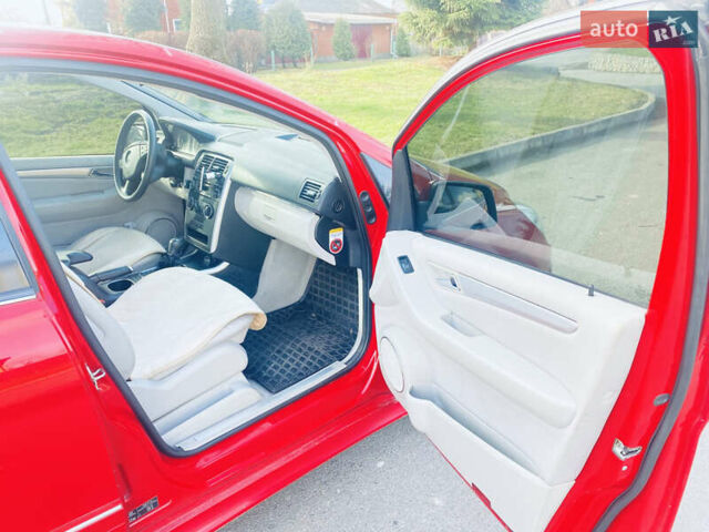 Красный Мерседес Б-класс, объемом двигателя 2 л и пробегом 201 тыс. км за 6850 $, фото 5 на Automoto.ua