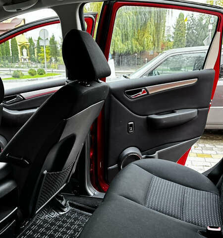 Красный Мерседес Б-класс, объемом двигателя 1.7 л и пробегом 89 тыс. км за 8000 $, фото 7 на Automoto.ua