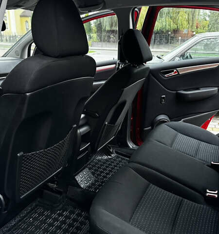 Красный Мерседес Б-класс, объемом двигателя 1.7 л и пробегом 89 тыс. км за 8000 $, фото 6 на Automoto.ua