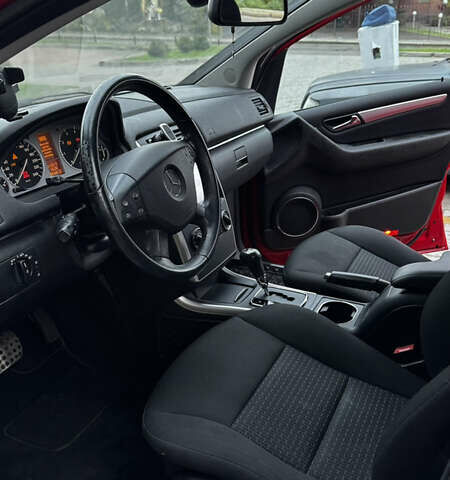 Красный Мерседес Б-класс, объемом двигателя 1.7 л и пробегом 89 тыс. км за 8000 $, фото 4 на Automoto.ua