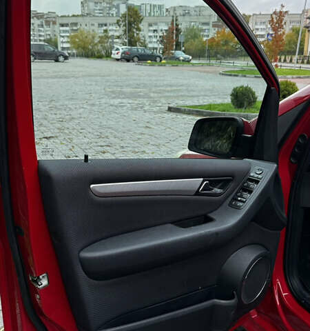 Красный Мерседес Б-класс, объемом двигателя 1.7 л и пробегом 89 тыс. км за 8000 $, фото 5 на Automoto.ua