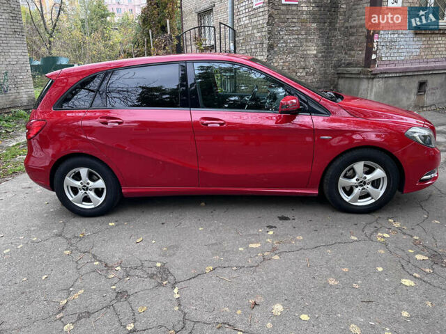 Красный Мерседес Б-класс, объемом двигателя 1.8 л и пробегом 130 тыс. км за 10999 $, фото 5 на Automoto.ua