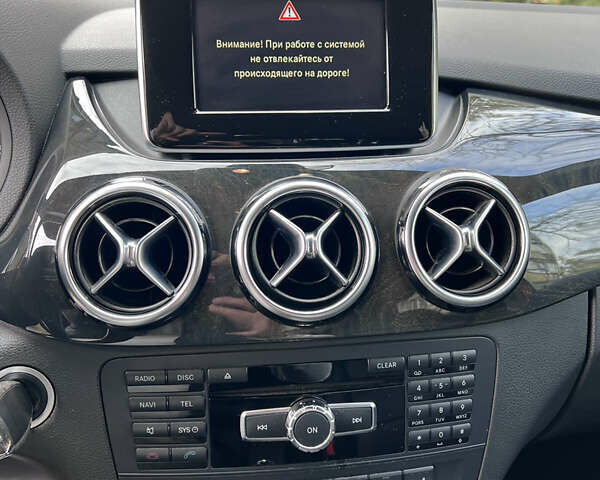 Красный Мерседес Б-класс, объемом двигателя 1.8 л и пробегом 130 тыс. км за 10999 $, фото 20 на Automoto.ua