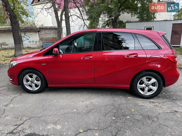 Красный Мерседес Б-класс, объемом двигателя 1.8 л и пробегом 130 тыс. км за 10999 $, фото 6 на Automoto.ua