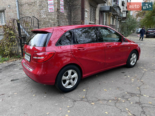 Красный Мерседес Б-класс, объемом двигателя 1.8 л и пробегом 130 тыс. км за 10999 $, фото 4 на Automoto.ua