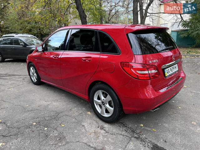Красный Мерседес Б-класс, объемом двигателя 1.8 л и пробегом 130 тыс. км за 10999 $, фото 3 на Automoto.ua
