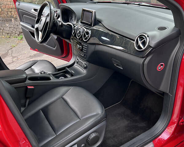 Красный Мерседес Б-класс, объемом двигателя 1.8 л и пробегом 130 тыс. км за 10999 $, фото 11 на Automoto.ua