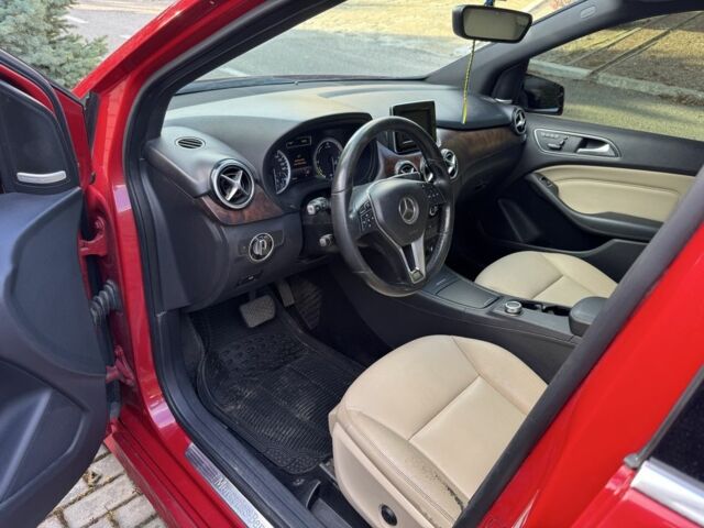 Красный Мерседес Б-класс, объемом двигателя 0 л и пробегом 180 тыс. км за 7999 $, фото 3 на Automoto.ua