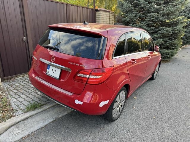 Красный Мерседес Б-класс, объемом двигателя 0 л и пробегом 180 тыс. км за 7999 $, фото 2 на Automoto.ua