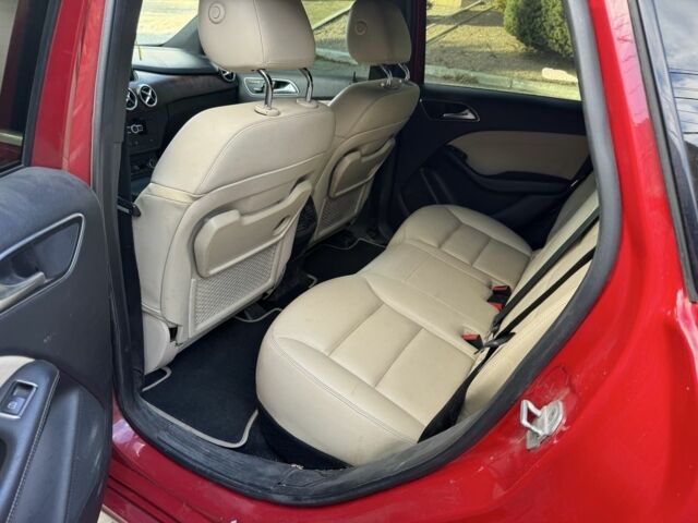 Красный Мерседес Б-класс, объемом двигателя 0 л и пробегом 180 тыс. км за 7999 $, фото 4 на Automoto.ua