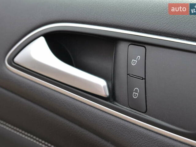 Красный Мерседес Б-класс, объемом двигателя 0 л и пробегом 122 тыс. км за 9999 $, фото 29 на Automoto.ua