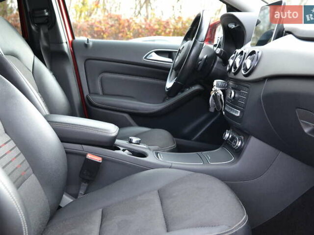 Красный Мерседес Б-класс, объемом двигателя 0 л и пробегом 122 тыс. км за 9999 $, фото 25 на Automoto.ua