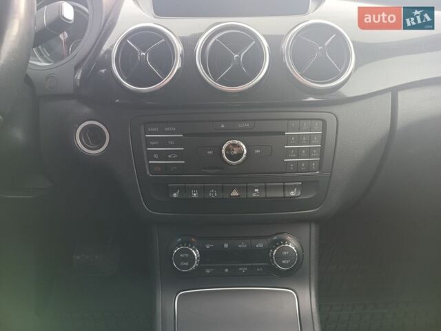 Червоний Мерседес Б-клас, об'ємом двигуна 0 л та пробігом 109 тис. км за 9900 $, фото 26 на Automoto.ua