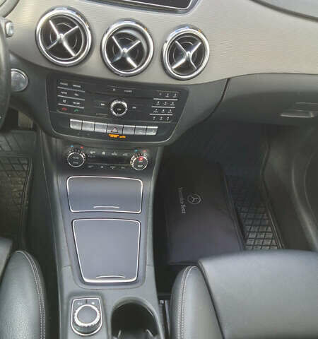 Червоний Мерседес Б-клас, об'ємом двигуна 0 л та пробігом 108 тис. км за 10800 $, фото 9 на Automoto.ua