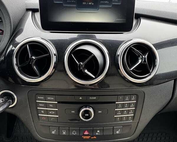 Красный Мерседес Б-класс, объемом двигателя 0 л и пробегом 146 тыс. км за 9988 $, фото 17 на Automoto.ua