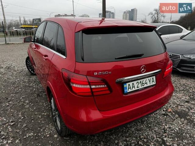 Красный Мерседес Б-класс, объемом двигателя 0 л и пробегом 146 тыс. км за 9988 $, фото 3 на Automoto.ua