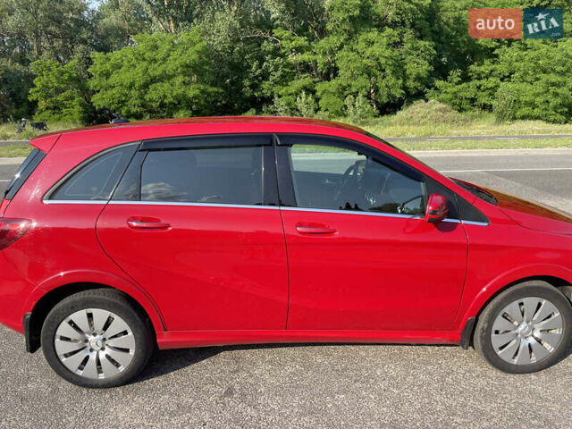 Красный Мерседес Б-класс, объемом двигателя 0 л и пробегом 91 тыс. км за 15500 $, фото 2 на Automoto.ua