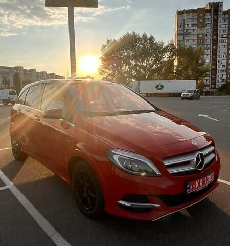 Красный Мерседес Б-класс, объемом двигателя 0 л и пробегом 117 тыс. км за 11300 $, фото 5 на Automoto.ua