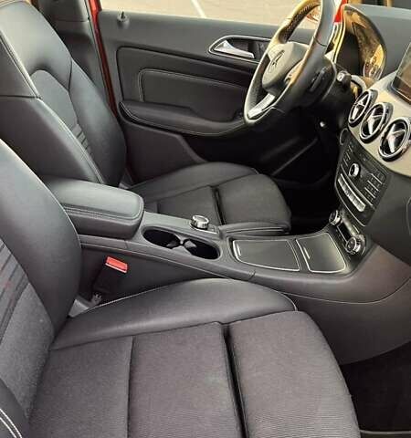 Красный Мерседес Б-класс, объемом двигателя 0 л и пробегом 117 тыс. км за 11300 $, фото 12 на Automoto.ua