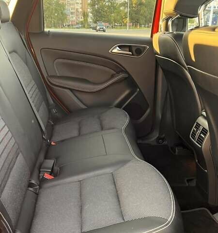 Красный Мерседес Б-класс, объемом двигателя 0 л и пробегом 117 тыс. км за 11300 $, фото 11 на Automoto.ua