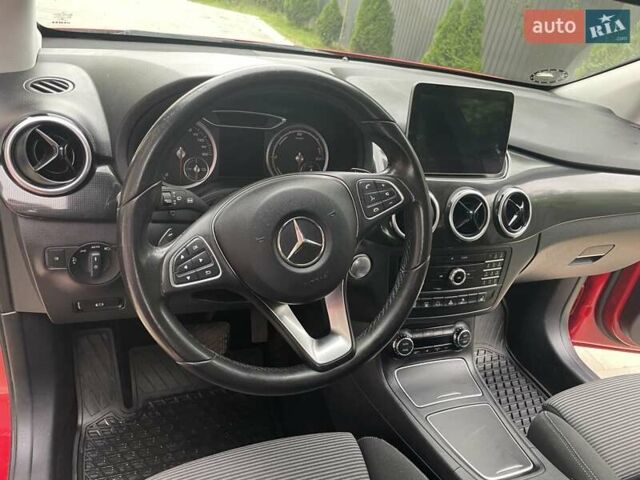 Мерседес Б-класс 2017 в Ужгороде на Automoto.ua Красный Мерседес Б-класс, объемом двигателя 0 л и пробегом 72 тыс. км за 12000 $, фото 2 на Automoto.ua