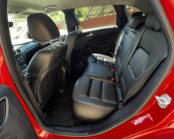 Красный Мерседес Б-класс, объемом двигателя 0 л и пробегом 69 тыс. км за 12600 $, фото 11 на Automoto.ua