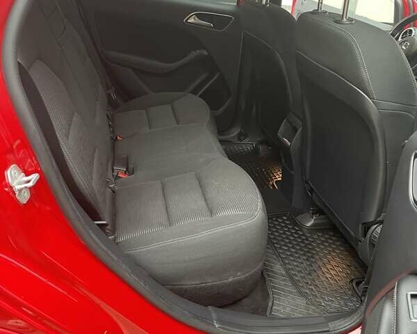 Мерседес Б-класс 2017 в Ужгороде на Automoto.ua Красный Мерседес Б-класс, объемом двигателя 0 л и пробегом 72 тыс. км за 12000 $, фото 6 на Automoto.ua