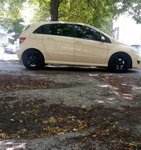 Жовтий Мерседес Б-клас, об'ємом двигуна 1.99 л та пробігом 272 тис. км за 7000 $, фото 4 на Automoto.ua