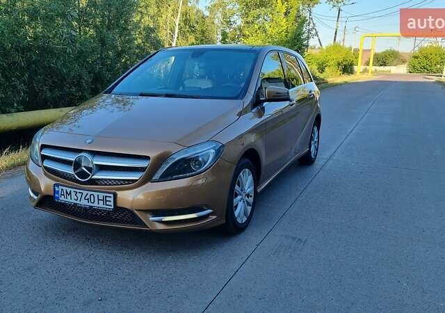 Желтый Мерседес Б-класс, объемом двигателя 1.8 л и пробегом 269 тыс. км за 9300 $, фото 1 на Automoto.ua