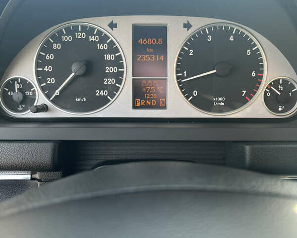 Серый Мерседес Б-класс, объемом двигателя 2 л и пробегом 235 тыс. км за 6200 $, фото 5 на Automoto.ua